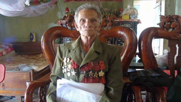 Ông Lê Văn Dinh từng chiến đấu tại chiến trường Quảng Trị ác liệt, trước khi ra quân do sức khỏe yếu ông Dinh là Thượng úy, chức vụ Tiểu đoàn phó, Sư đoàn 306, Quân đoàn 2