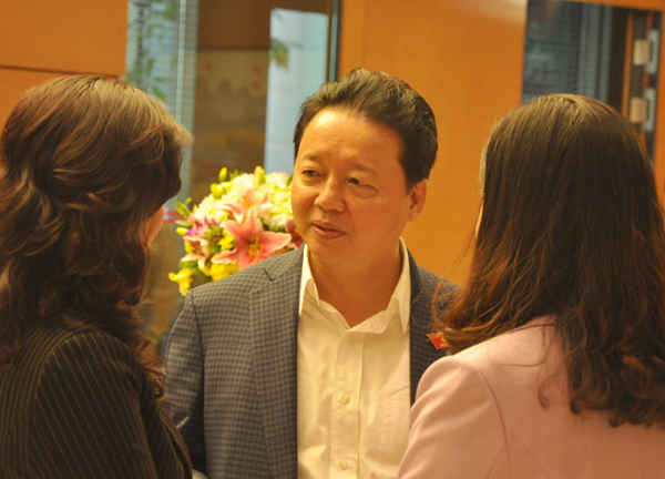 Bộ trưởng Trần Hồng Hà - Đại biểu Quốc hội tỉnh Bà Rịa - Vũng Tàu trao đổi với các đại biểu trong giờ giải lao bên hành lang Quốc hội sáng 14/11. Ảnh: Việt Hùng