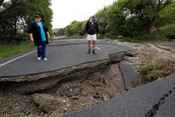 Chris và Viv Young, những người dân địa phương đang quan sát thiệt hại gây ra bởi trận động đất ở State Highway One, phía nam thị trấn Blenheim trên đảo Nam của New Zealand vào ngày 14/11/2016. Ảnh: REUTERS / Anthony Phelps
