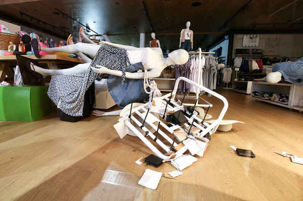 Trận động đất gây thiệt hại trong các cửa hàng và đây là hình ảnh cửa hàng quần áo “Cotton On”. Ảnh: Hagen Hopkins / Getty Images