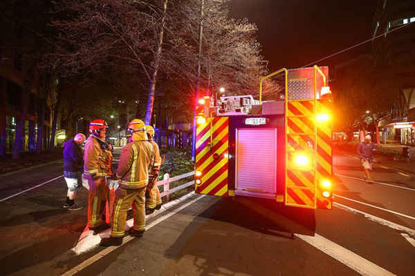 Những nhân viên cứu hỏa tập trung tại góc phố Wakefield và Victoria ở Wellington. Ảnh: Hagen Hopkins / Getty Images