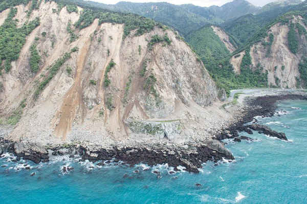 Thiệt hại ven biển do hậu quả của trận động đất. Ảnh: SGT Sam Shepherd / NZDF