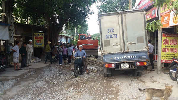 Người dân bức xúc mang gạch, đá, táp lô chặn xe quá tải khiến con đường bị ách tắc