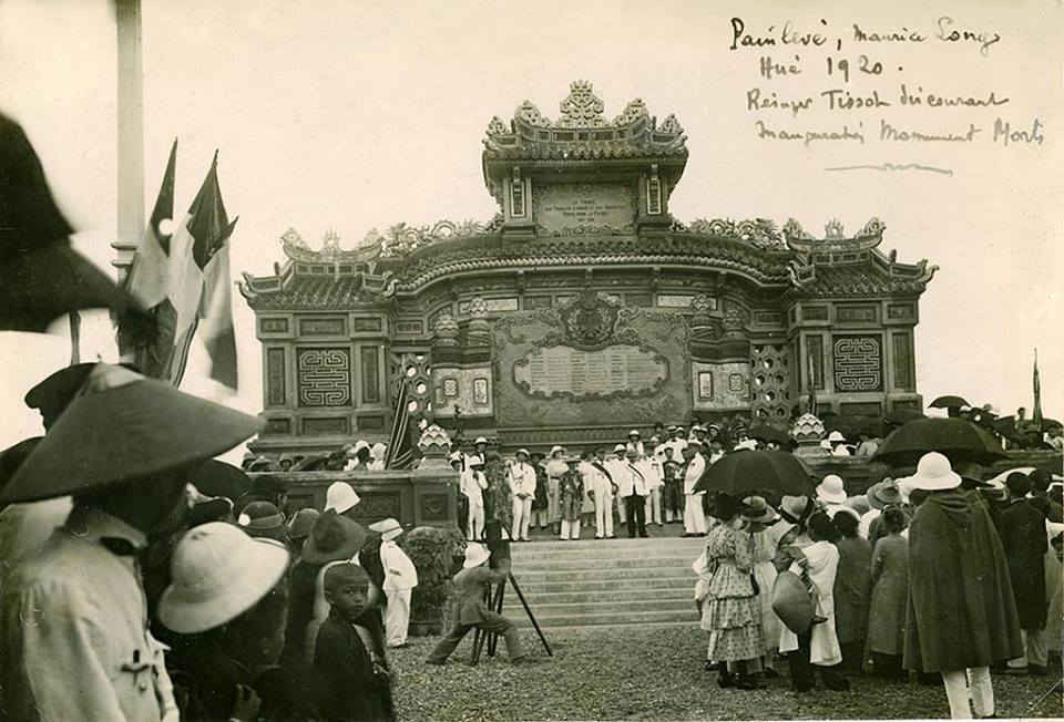 Lễ khánh thành Bia Quốc Học ngày 18/9/1920 với sự có mặt của vua Khải Định, Thống chế Joseph Joffre (Ảnh tư liệu) 