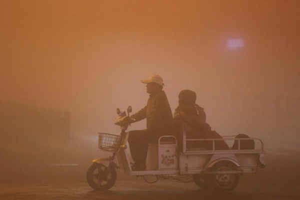 Người dân đi xe trong thời tiết dày đặc sương khói ở Liên Vân Cảng, tỉnh Giang Tô, Trung Quốc vào ngày 13/11/2016. Ảnh: REUTERS / Stringer