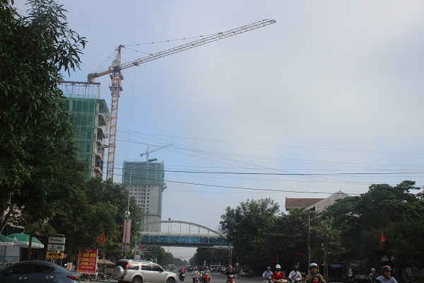 Hai công trình xây dựng vởi cần cẩu lấn ra cả đường Nguyễn Phong Sắc – TP Vinh