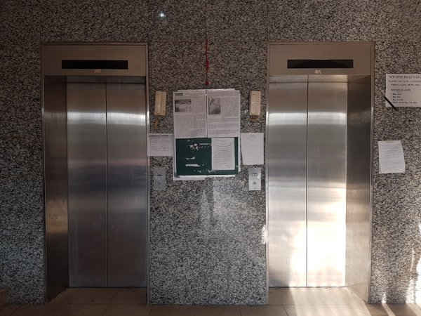 Hệ thống thang máy ở tòa nhà A6C Nam Trung Yên thường xuyên xảy ra trục trặc khiến người dân nơi đây lúc nào cũng sống trong tình cảnh nơm nớp lo sợ
