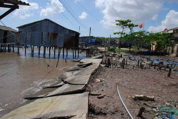 Nước biển dâng làm sạt lở hàng chục mét đất sâu vào đất liền khiến cho các công trình giao thông bị hư hỏng, đe doạ sự an toàn tính mạng nhân dân khi các ngôi nhà không còn đất nền