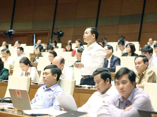 Đại biểu Quốc hội chất vấn Bộ trưởng Lê Vĩnh Tân. Ảnh: Quốc Khánh