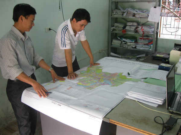 Cán bộ ngành TN&MT kiểm tra bản đồ hiện trạng sử dụng đất. Ảnh: MH