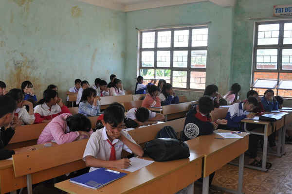 Các em học sinh trường THCS Lê Hồng Phong phải đưa tay bịt mũi mỗi khi mùi hôi thối theo gió tạt vào lớp.