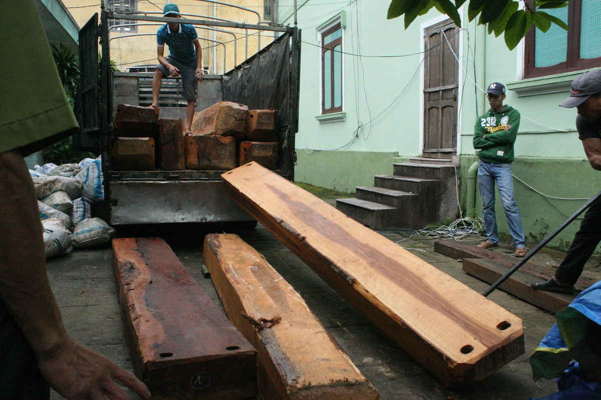 Xe tải chở gỗ lậu bị phát hiện