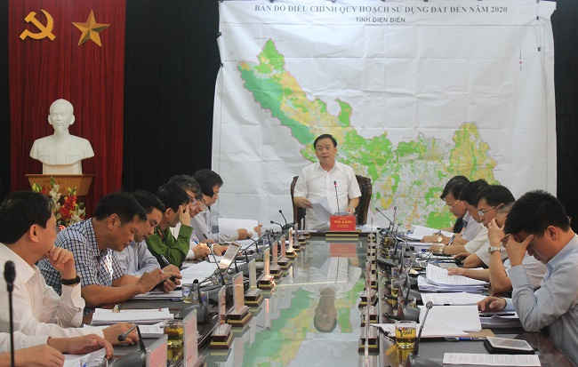 Ông Mùa A Sơn, Chủ tịch UBND tỉnh Điện Biên phát biểu chỉ đạo hội nghị.