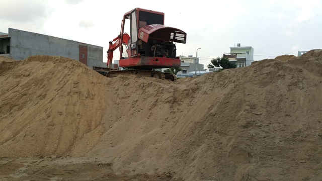 Tập kết cát trái phép trên đường Đinh Liệt, phường Hòa An