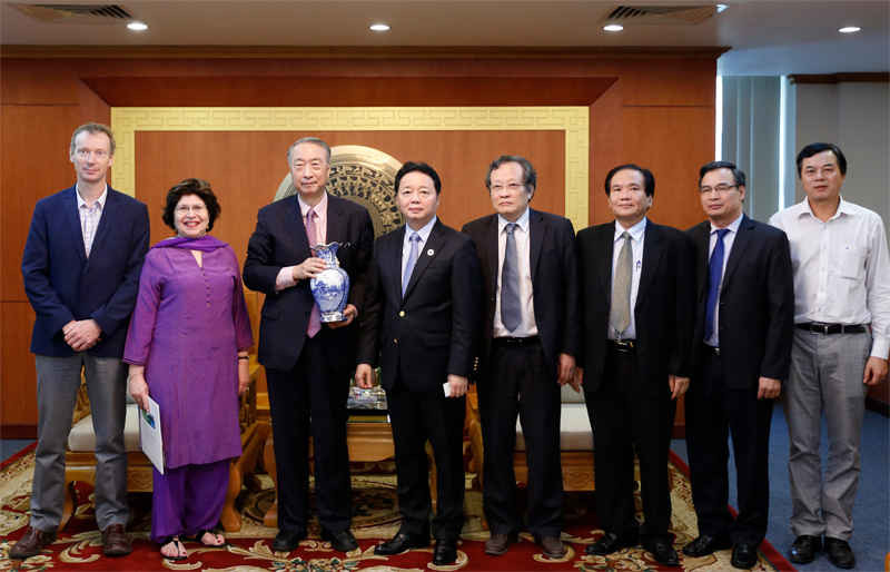 Bộ trưởng Trần Hồng Hà trao quà lưu niệm và tiếp xã giao ông Zhang Xinsheng, Chủ tịch Tổ chức Bảo tồn Thiên nhiên quốc tế (IUCN)