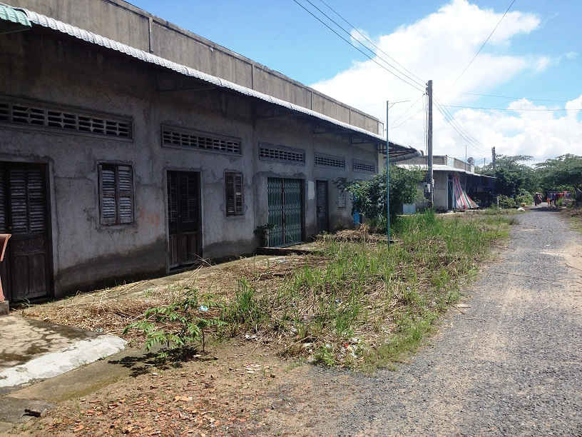 Nhiều căn nhà xây sẳn tại khu dân cư vượt lũ xã Tân Hòa đang bị bỏ hoang.