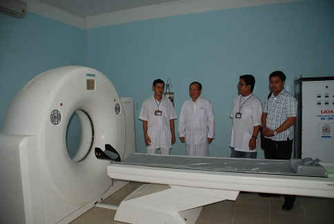 Bác sỹ, CKII Huỳnh Văn Dũng, Giám đốc Bệnh viện Giá Rai kiểm tra công tác vận hành, làm chủ thiết bị máy móc hiện đại phục vụ khám chữa bệnh.