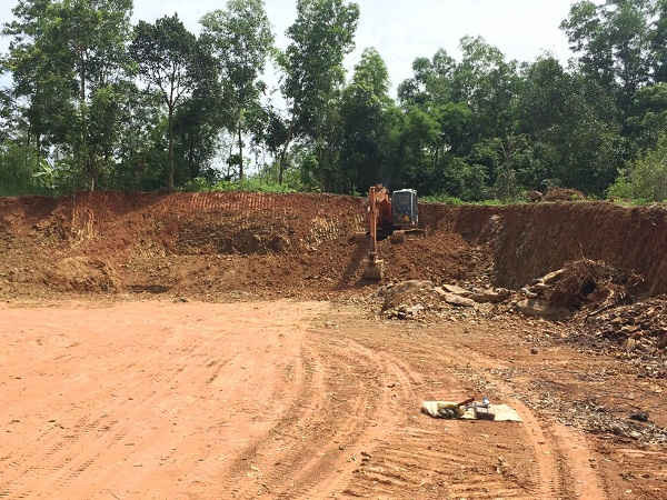 Cách đây hơn một tháng DNTN Mạnh Dũng cũng đã ngang nhiên khai thác đất trái phép tại thôn 2 Tân Sơn, xã Thành Kim