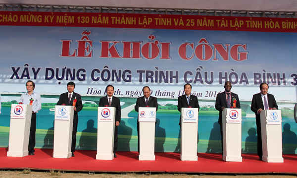 Thủ tướng Nguyễn Xuân Phúc và lãnh đạo các Bộ, Ngành và lãnh đạo tỉnh Hòa Bình hát lệnh khởi công cầu Hòa Bình 3 vào sáng 19/11. Ảnh: Hồng Trung