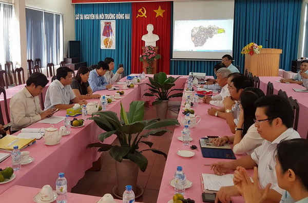 Thứ trưởng Nguyễn Thị Phương Hoa cùng đoàn công tác của Bộ TN&MT làm việc với Sở TN&MT Đồng Nai về hiệu quả của mô hình Văn phòng Đăng ký đất đai một cấp