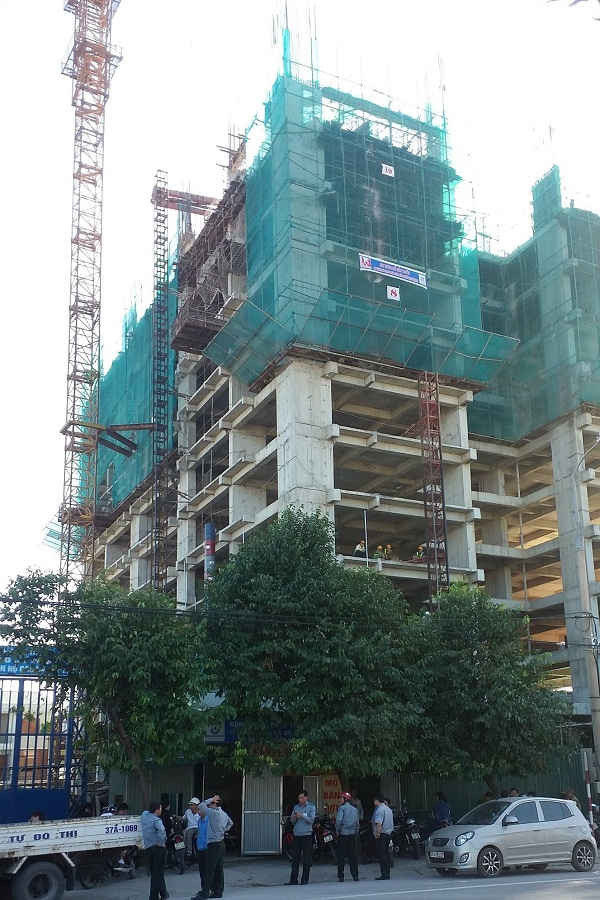 Toà nhà chung cư 31 tầng của Công ty CP Tập đoàn đầu tư xây dựng và du lịch Bảo Sơn làm chủ đầu tư tại địa chỉ 126 đường Nguyễn Sỹ Sách thuộc phường Hưng Phúc từng bị đình chỉ vì chưa có giấy phép xây dựng.