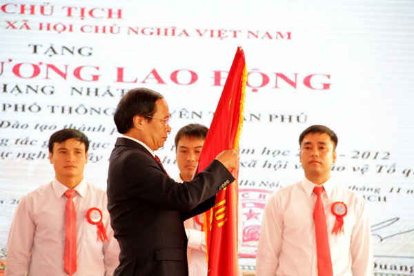 Ông Lê Văn Thành, Ủy viên Trung ương Đảng, Bí thư Thành ủy, Chủ tịch HĐND thành phố Hải Phòng trao Huân chương Lao động hạng Nhất của Nhà nước tặng Trường THPT chuyên Trần Phú. 