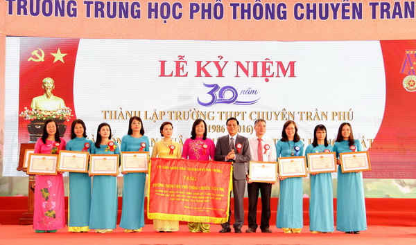 Ông Nguyễn Văn Tùng, Chủ tịch UBND thành phố Hải Phòng  trao bức trướng và Bằng khen của UBND thành phố Hải Phòng  tặng các tập thể, cá nhân Trường THPT chuyên Trần Phú.