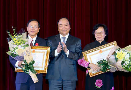 Thủ tướng trao Huân chương Lao động hạng Nhất cho NGND. GS TS. Phan Thị Tươi và NGƯT. PGS. TS. Dương Ái Phương của ĐHQG TPHCM.