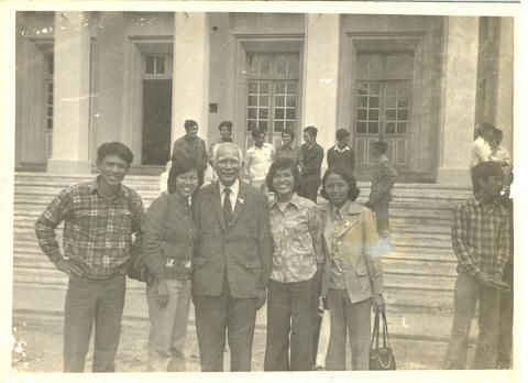 GS Hoàng Xuân Nhị (giữa) - nguyên Chủ nhiệm Khoa Ngữ Văn với các cựu sinh viên Văn khoa Tổng hợp Hà Nội - Ảnh tư liệu