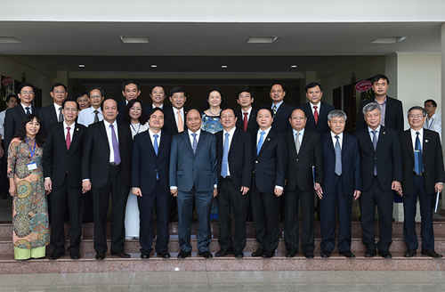 Thủ tướng Nguyễn Xuân Phúc, đoàn công tác Chính phủ và lãnh đạo ĐHQG TPHCM.