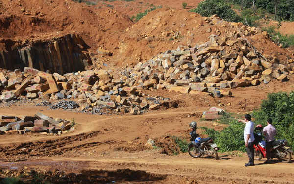 Hiện trường khai thác đá trái phép tại xã Đắk Nia