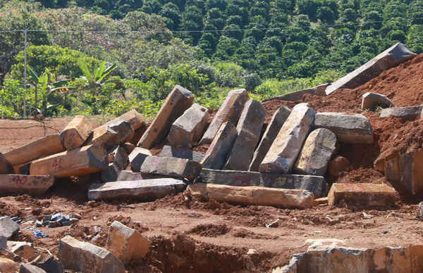 Cơ quan chức năng đã kiểm tra và tạm giữ hơn 400 cây đá từ 1-4m còn lại tại hiện trường