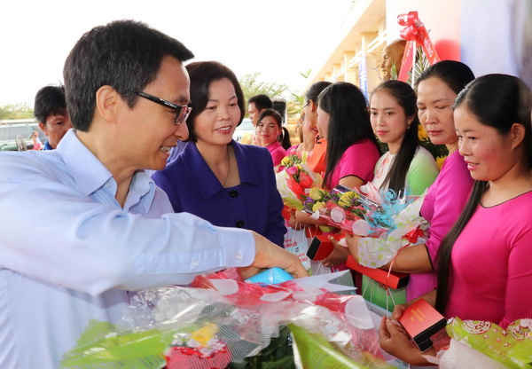 Phó Thủ tướng Vũ Đức Đam và bà Bùi Thị Hương – Giám đốc Điều hành Vinamilk tặng quà cho giáo viên xã vùng sâu, vùng xa, khó khăn nhất của tỉnh Đắk Nông