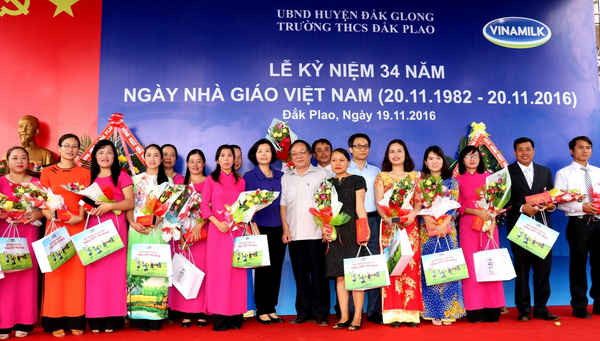 Phó Thủ tướng Chính phủ Vũ Đức Đam, đại diện lãnh đạo tỉnh Đắk Nông và bà Bùi Thị Hương – Giám đốc Điều hành Vinamilk tặng quà và chụp ảnh lưu niệm với giáo viên Đắk Nông