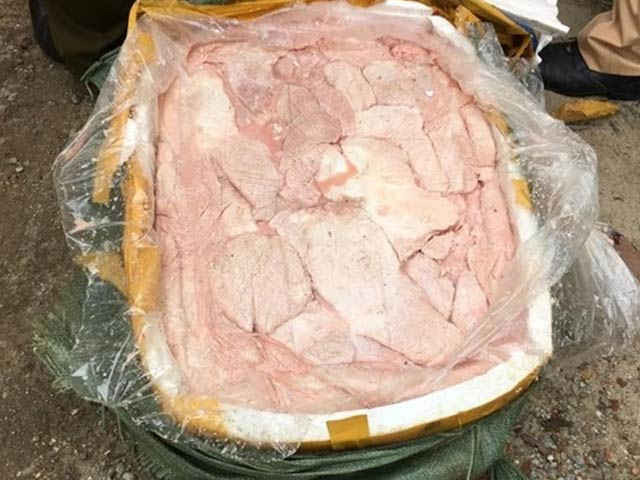 Thịt và mỡ động vật chất đầy trong thùng xốp bốc mùi hôi thối