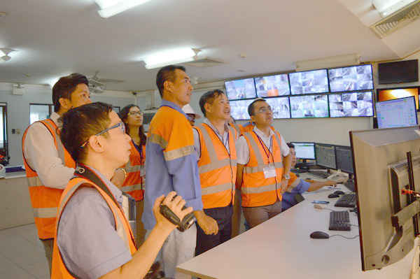 Đại diện Bộ Tài nguyên và Môi trường, Bộ Công thương trực tiếp giám sát quá trình xử lý tại phòng điều khiển trung tâm