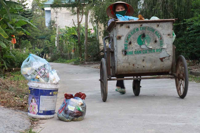 Buổi chiều rác sinh hoạt được người dân trong khu dân cư Yên Hòa cho vào túi nilon cẩn thận để trước cổng 