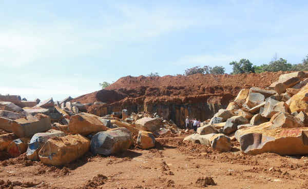 Hơn 300m3 đá đã bị khai thác và đang được tập kết tại bãi đá thôn Đắk Tân, xã Đắk Nia.