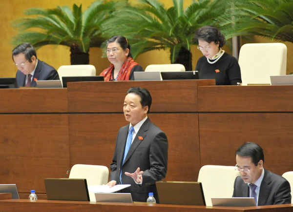 Bộ trưởng Trần Hồng Hà trả lời chất vấn các đại biểu Quốc hội tại phiên họp sáng 16/11. Ảnh: Quốc Khánh