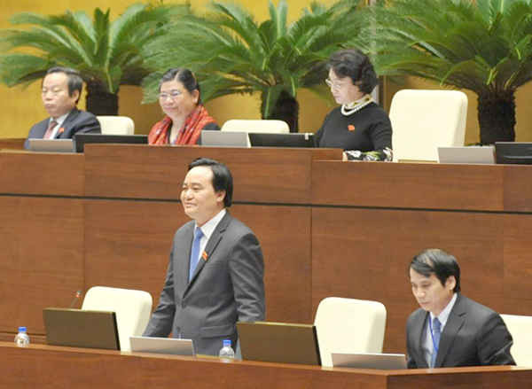 Bộ trưởng Bộ Giáo dục và Đào tạo Phùng Xuân Nhạ trả lời chất vấn của Quốc hội. Ảnh: Quốc Khánh
