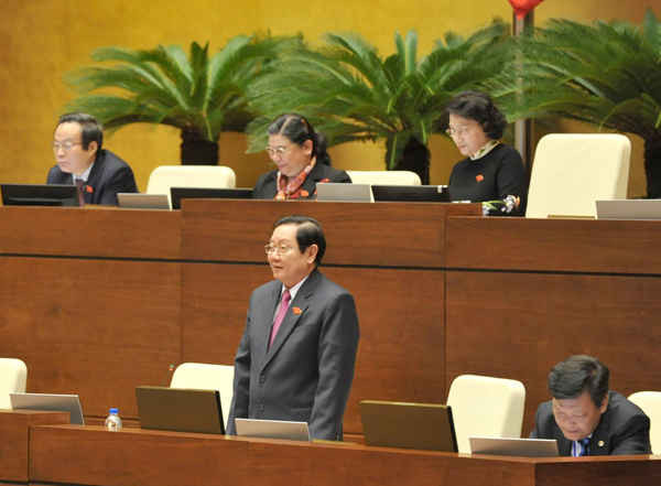 Bộ trưởng Bộ Nội vụ Lê Vĩnh Tân trả lời chất vấn tại Quốc hội. Ảnh: Quốc Khánh