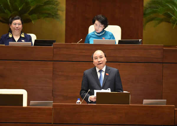 Thủ tướng Nguyễn Xuân Phúc trả lời chất vấn đại biểu Quốc hội sáng 17/11. Ảnh: Quốc Khánh