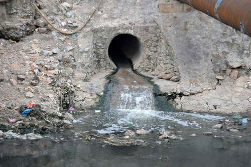 Một cống xả ở đường Nguyễn Khang ngày đêm xả nước thải sinh hoạt xuống sông Tô Lịch, khiến con sông này ngày càng trở nên ô nhiễm hơn.