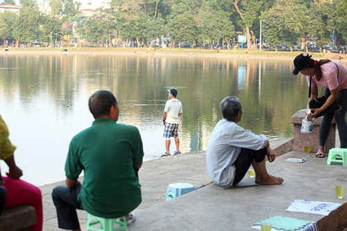 Một người đàn ông vô tư tè bậy xuống hồ Thiền Quang giữa ban ngày.