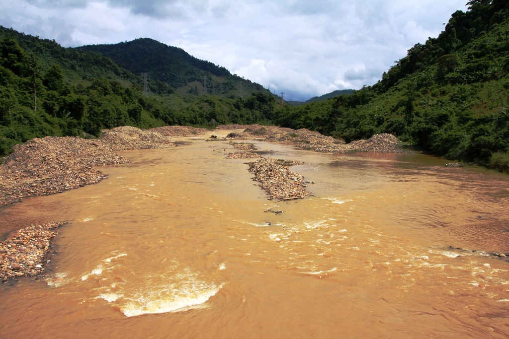 Tan nát những dòng sông do khai thác vàng ở Quảng Nam