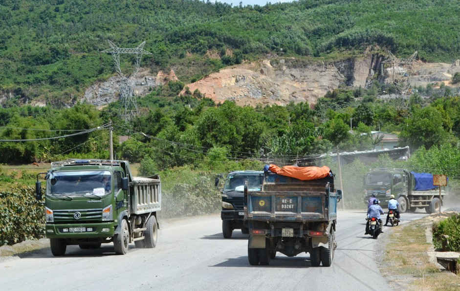 Đường vào mỏ đá tại thôn Phước Thuận bị cày nát, ô nhiễm triền miên