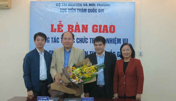 Ông Nguyễn Xuân Lâm và ông Nguyễn Quốc Khánh chụp ảnh lưu niệm cùng đại diện lãnh đạo Vụ Tổ chức Cán bộ và Vụ Tài chính
