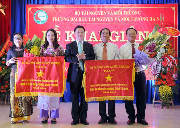 Bộ trưởng Bộ TN&MT Trần Hồng Hà trao cờ cho 2 đơn vị của Trường ĐH TN&MT Hà Nội có phong trào Thi đua xuất sắc trong năm học 2015-2016. (Ảnh: Thủy Nguyễn)