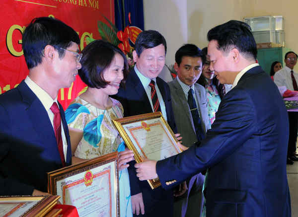 Bộ trưởng Bộ TN&MT Trần Hồng Hà trao danh hiệu Chiến sỹ Thi đua cấp Bộ cho các cá nhân của Trường ĐH TN&MT Hà Nội - Ảnh: Việt Hùng. 