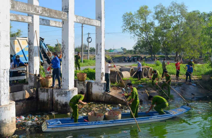 Đoàn viên thanh niên tỉnh Bạc Liêu ra quân vớt rác bảo vệ môi trường tuyến kênh hở P2 - thành phố Bạc Liêu.